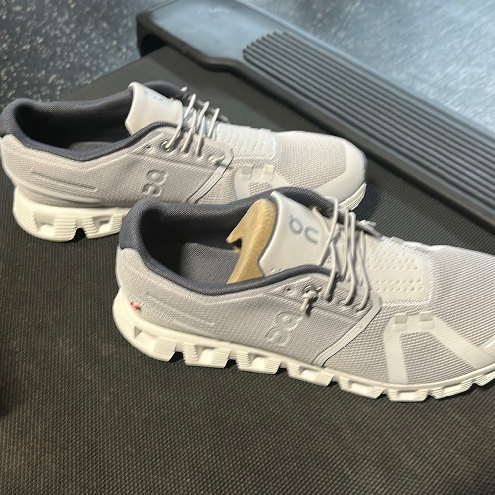 Brand new Cloud 5 sneaker.